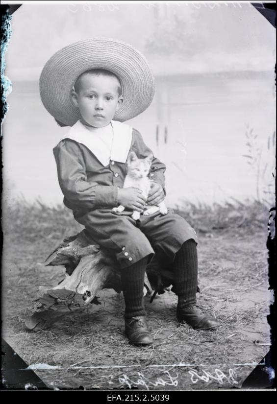 Eduard Lapp kassipojaga.
