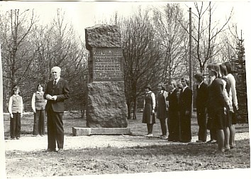 foto, miiting Paides Lembitu pargis J.Raudmetsa mälestussamba juures 1978.a.