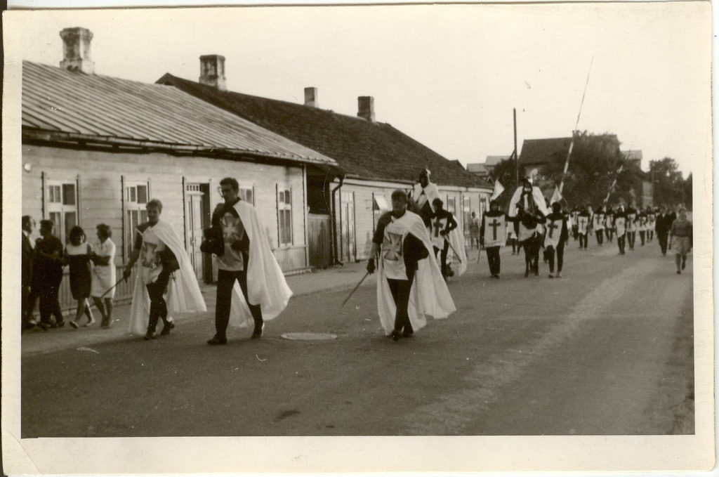 foto, rongkäik etendusele Paide Vallimäel 1960-ndatel a.