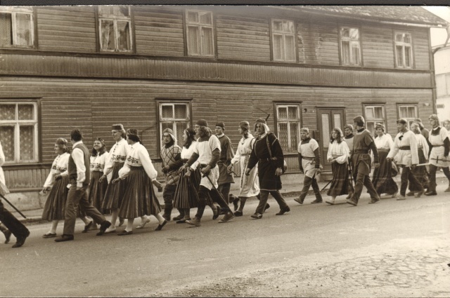 foto, S.Anniko vabaõhu-etenduse "Aegade eesmärk" rongkäik Paides 1971.a.