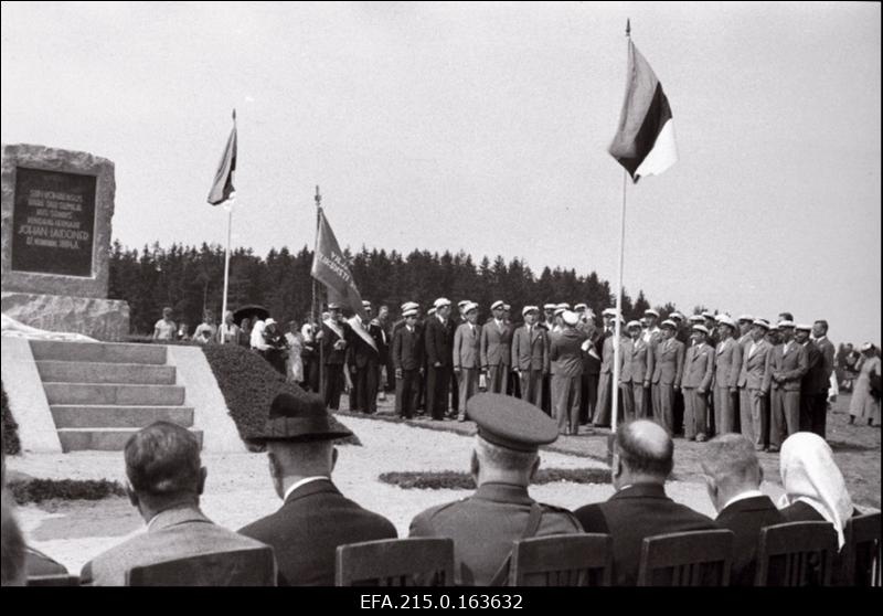 Kindral Johan Laidoneri mälestuskivi avamine tema sünnikohas Raba talus Viiratsi vallas.
