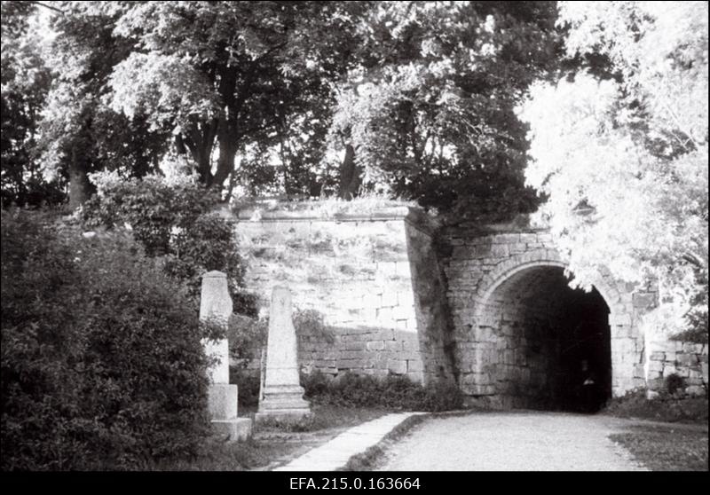 Sissepääs Kuressaare piiskopilinnusesse.