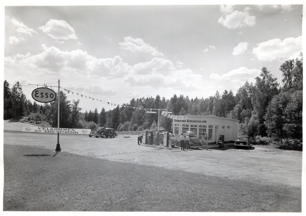 Bensinstasjon. Svinesund Bensinstasjon. Image text: Now stasjon åpnet den 03.07.1958.