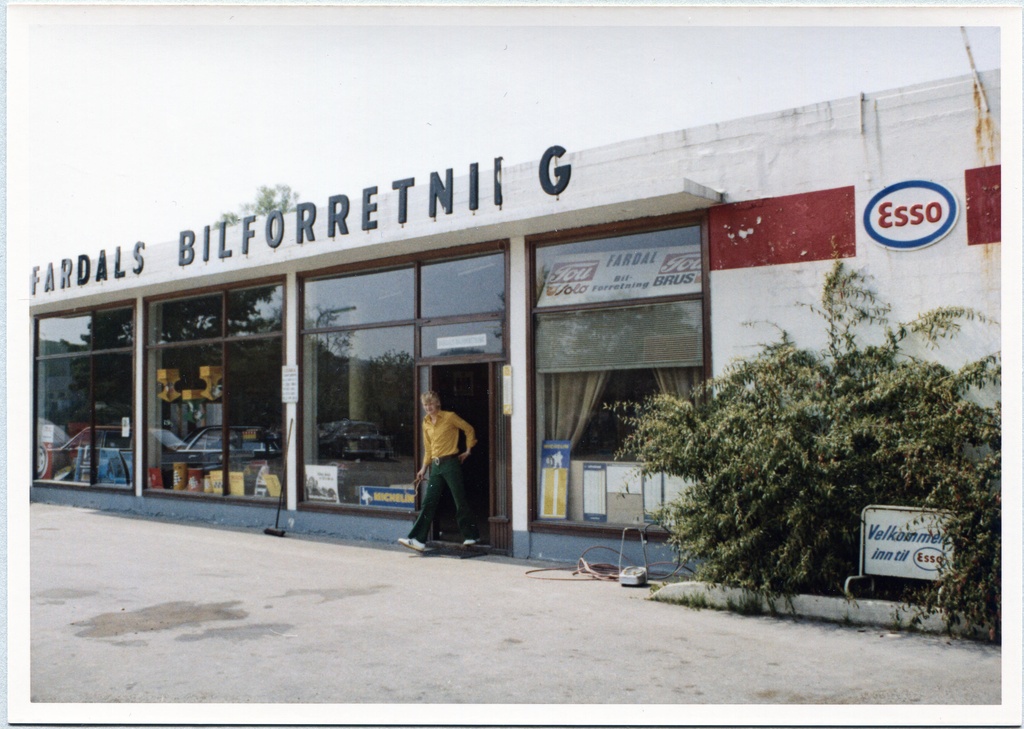 Bensinstasjon. Fardals Bilforretning, Egersund. M-distrikt Vest, son 411 og 413.