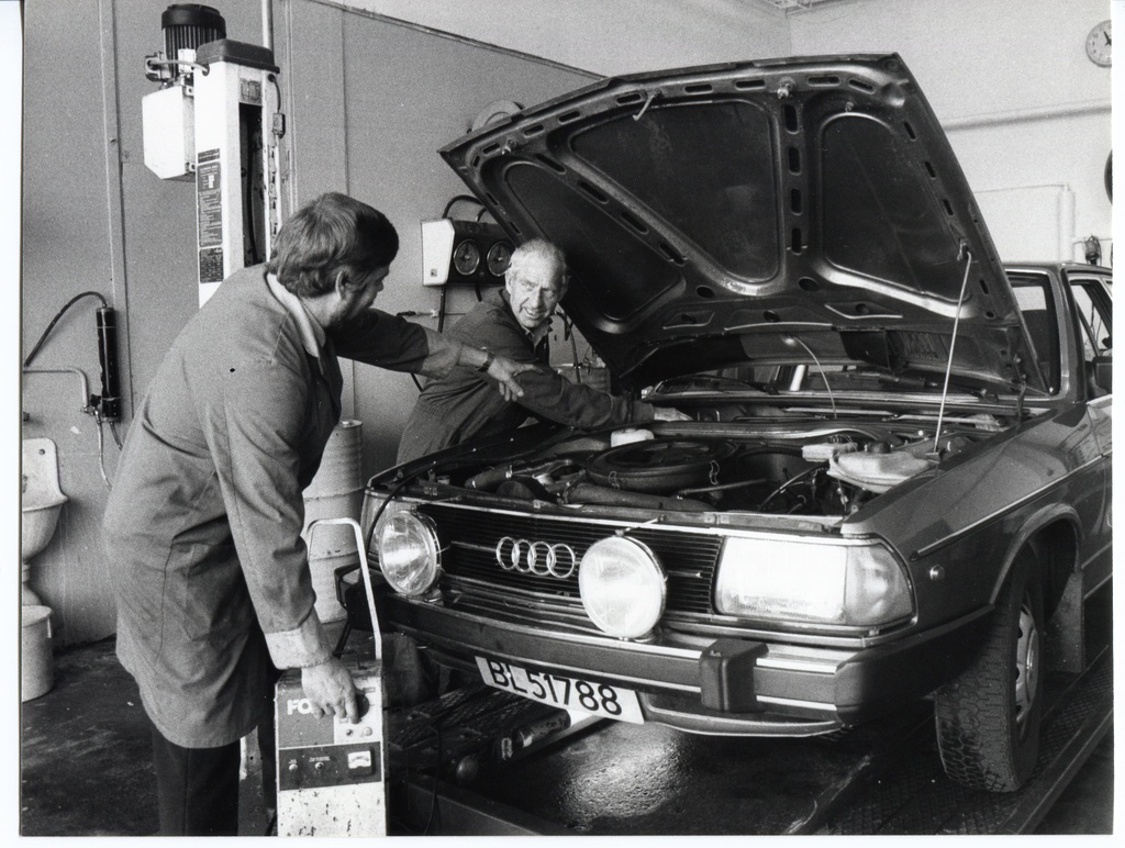 Bensinstasjon. Trosterud Servicesenter. Picture text: Fra Smørehallen. Norvald Larsen (i.e.) Undervises av instructor Lorang Rygh i dropping av ladeapparat.