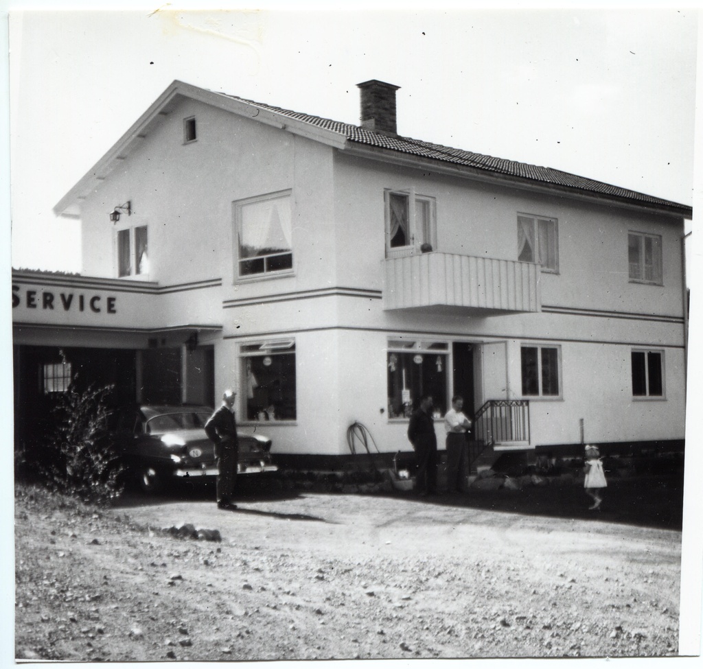 Bensinstasjon. At the beginning of the gas station, Oscar Bakkelund. Åpnet juli 1958.