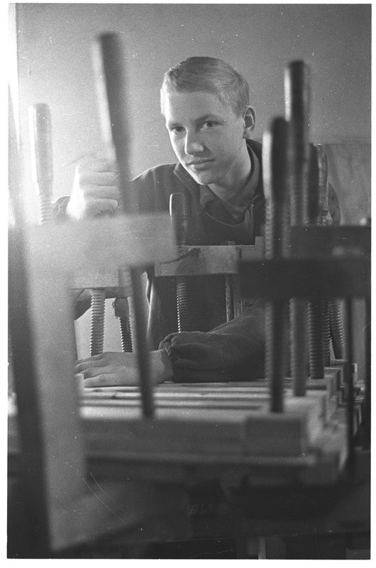 Hellamaa 8 kl. kool Saaremaal. Rudolf Tedrekulli õpilane Siim Veski (1949-2003) tööõpetuse klassis.