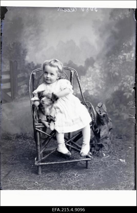 Reieri [Reiel] tütar koeraga.