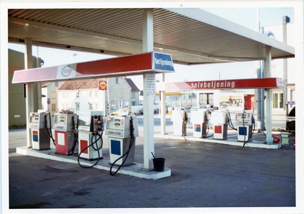Bensinstasjon. Hillevåg Servicenter, Hillevåg, Stavanger. M-distrikt Vest, son 411 og 413.