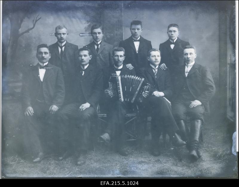 Grupp mehi, keskel akordionist, (foto tellija Siibak).