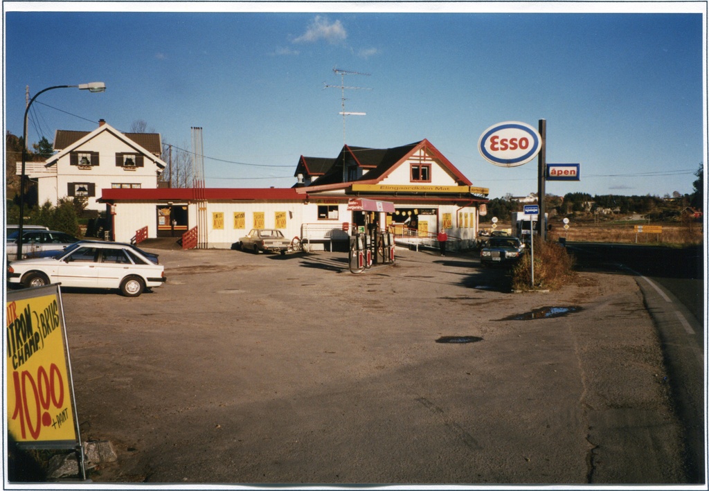 Bensinstasjon. Elingaardkilen Mat, Manstad.