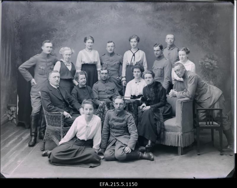 Grupp inimesi, (foto tellija Neumann).