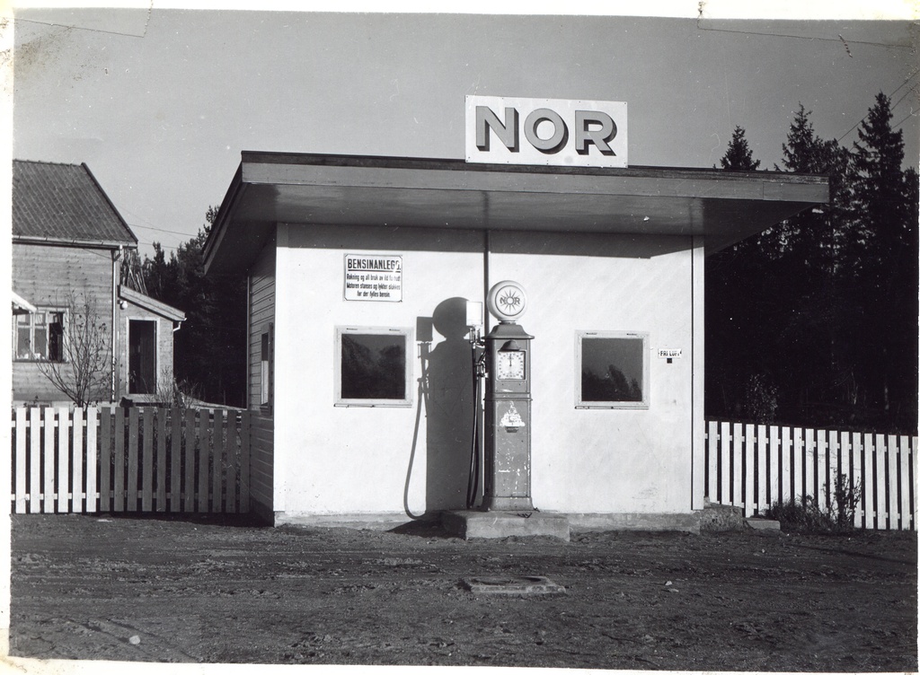 Bensinstasjon. Skoveng, Kløfta.