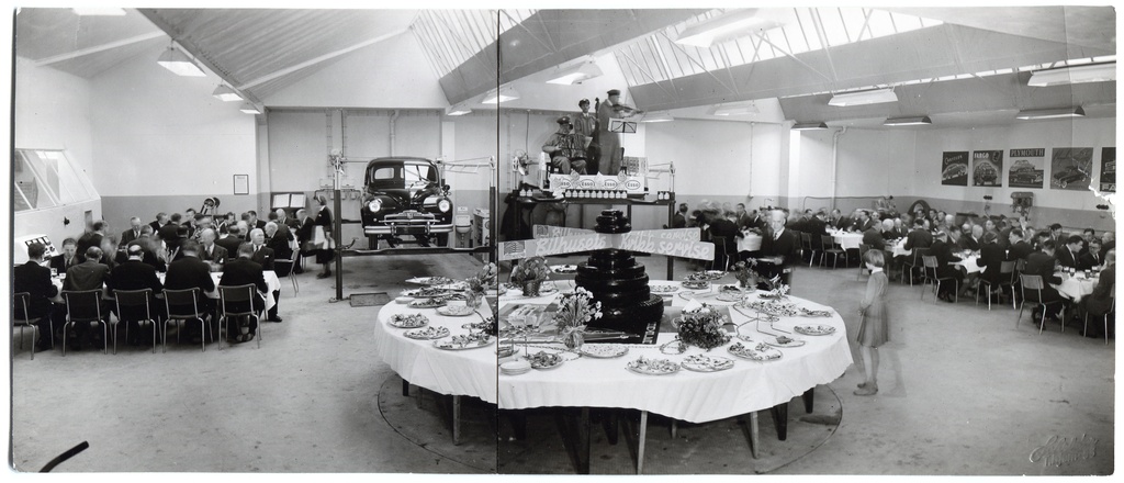 Bensinstasjon. Bilhuset, Trondheim. Picturetext: Grand opening.