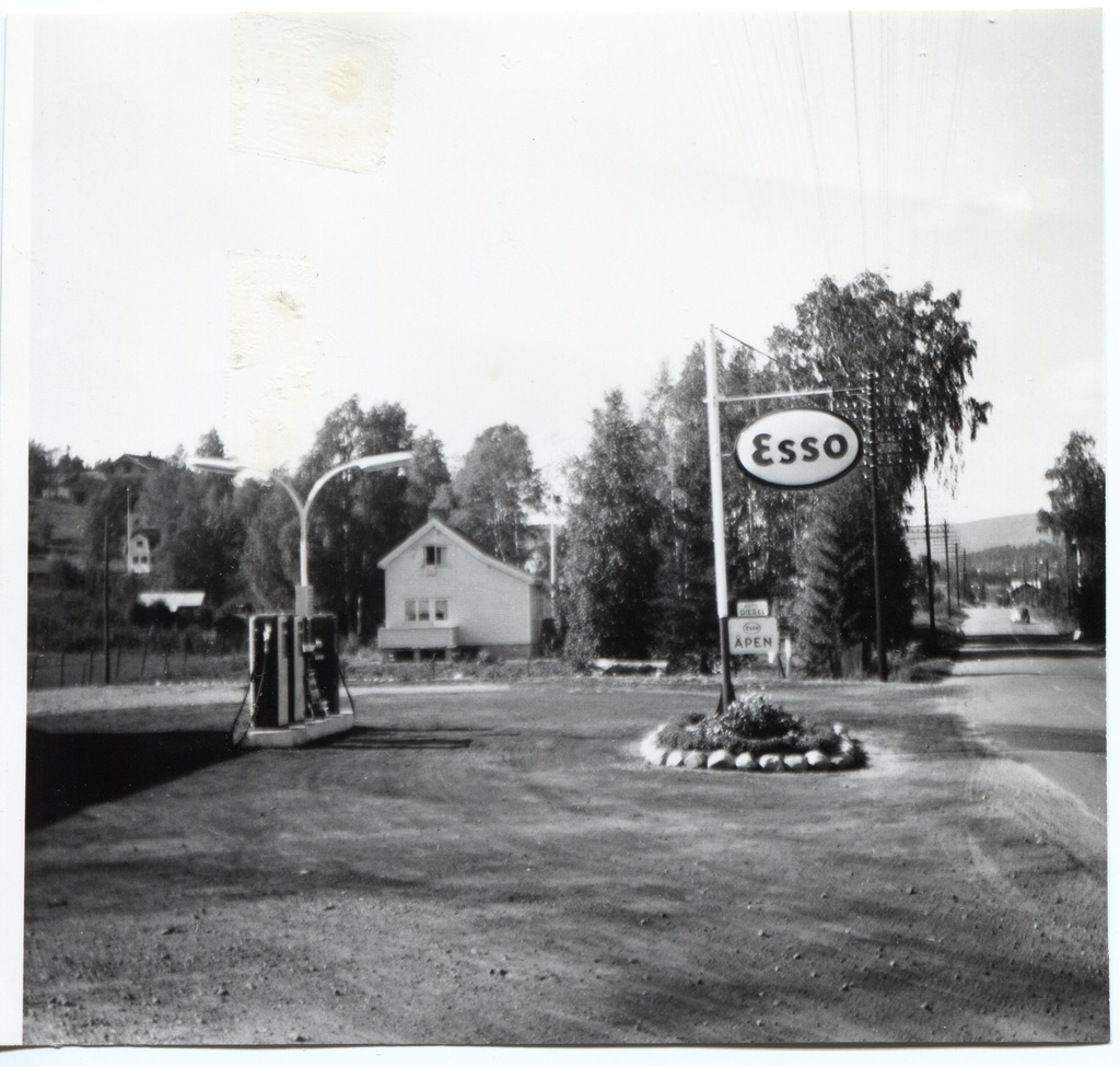 Bensinstasjon. At the beginning of the gas station, Oscar Bakkelund. Åpnet juli 1958.