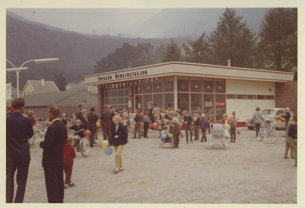 Svelgen Bensinstasjon, Stasjonsåpning. Utdeling av Esso-ballonger pågår.