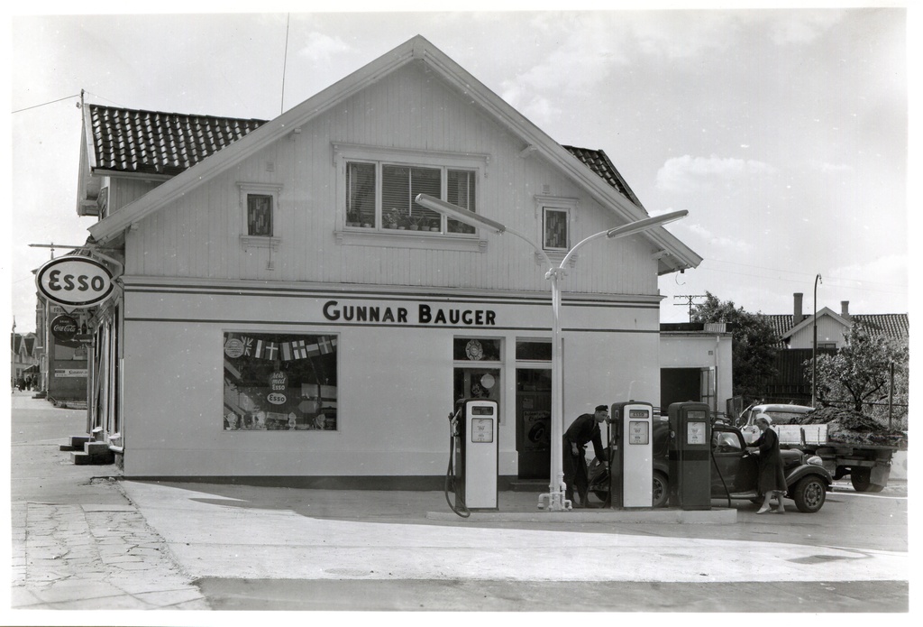 Bensinstasjon. Gunnar Bauger, Sarpsborg. Picture text: Moderniseringen ferdig juni 1958.