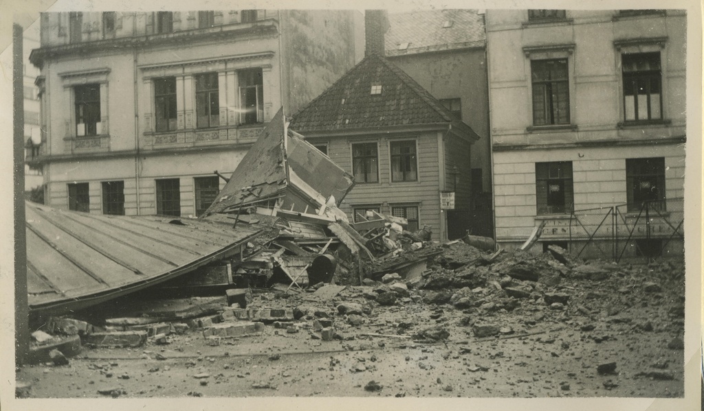 Bensinstasjon, Ole Bulls Plass, Bergen. Krigsskader.