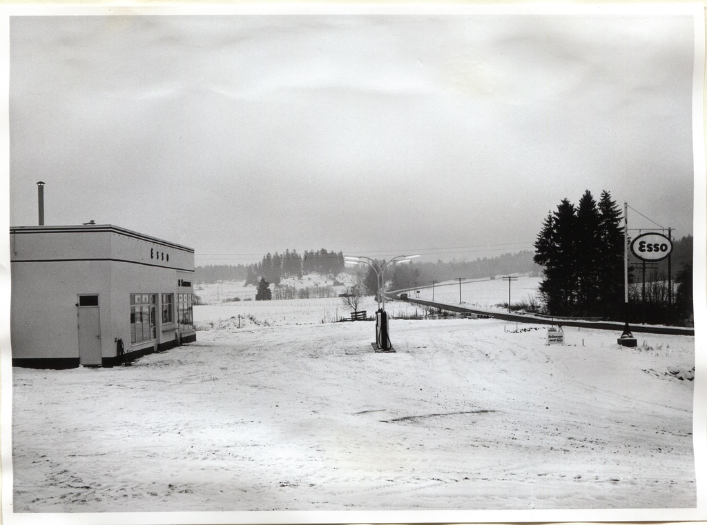 Bensinstasjon. Fosterud Bensinstasjon, here. Image text: Ferdig November 1960.