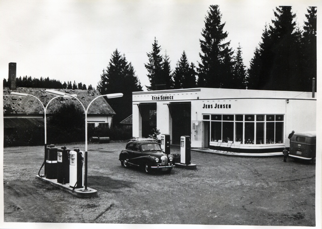 Bensinstasjon. Jens Jensen, Ørje. Image text: Stasjonen ferdig (åpning) August 1960.