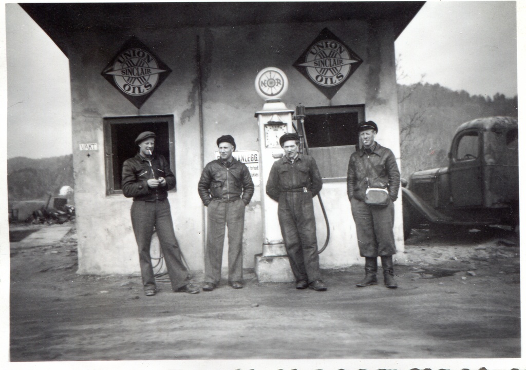 Bensinstasjon. A/s Marna Rutebillag. T. Aurbekk, m. Mandal.