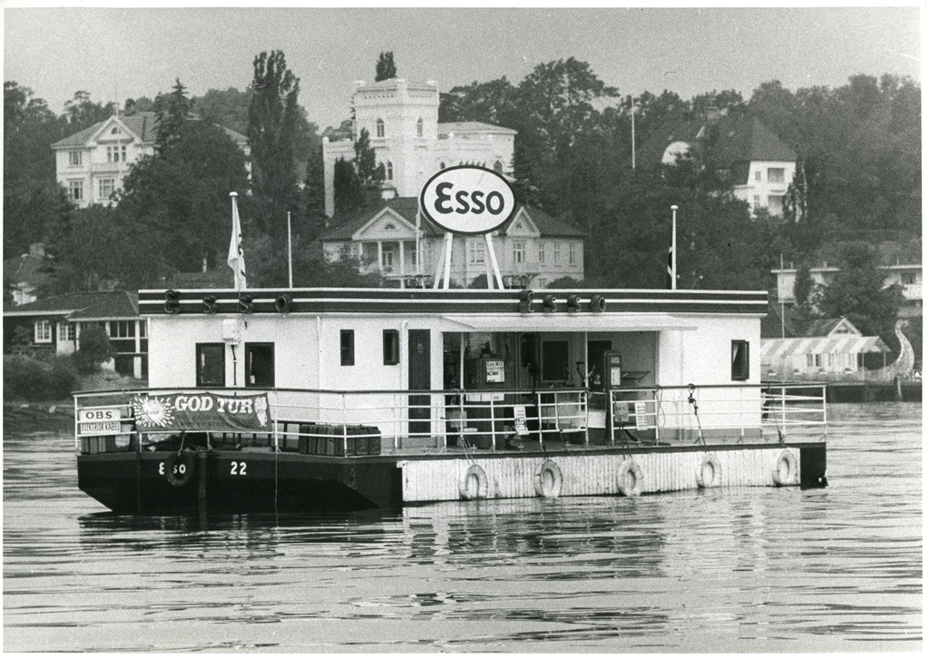 Esso 22, flytende gas station.