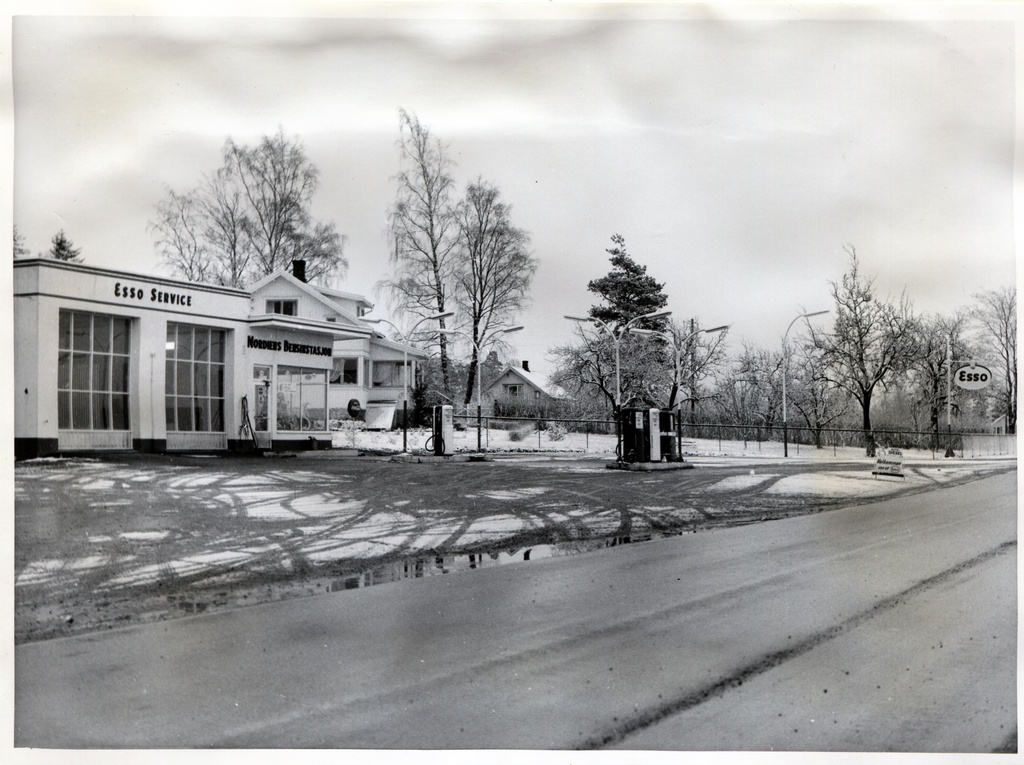 Bensinstasjon. Nordiens Bensinstasjon, Rygge. Bildetekst: Åpnet February 1960.