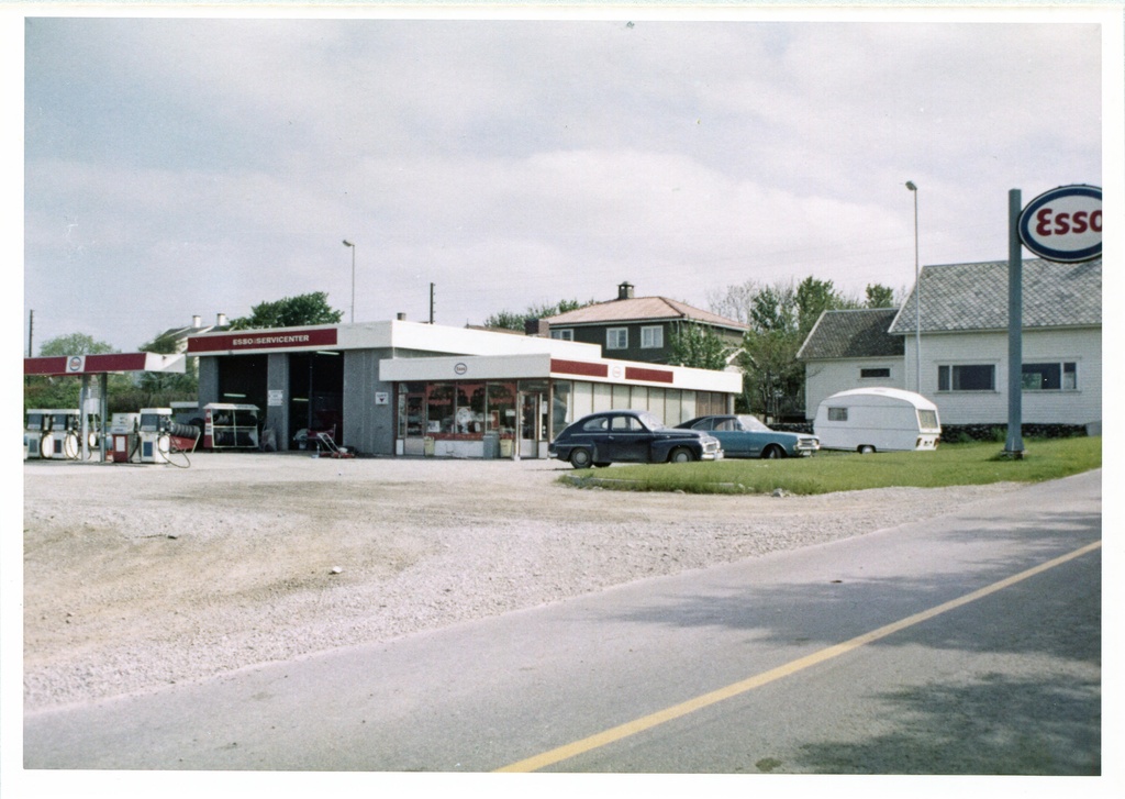 Bensinstasjon. Varhaug Servicenter, Varhaug. M-distrikt Vest, son 411 og 413.