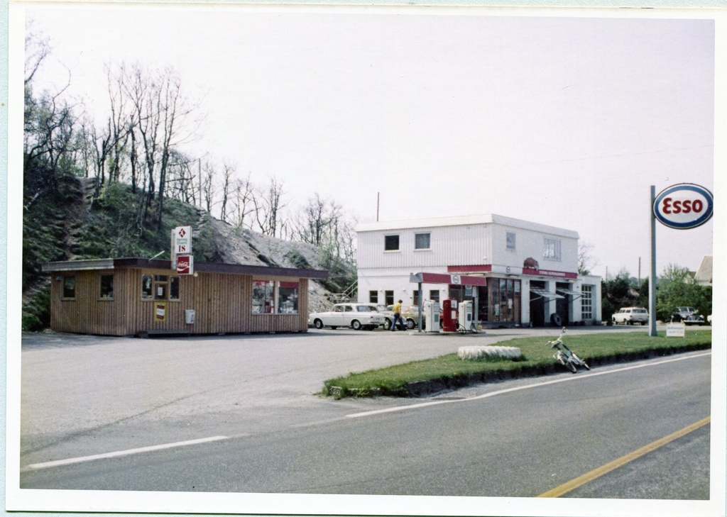 Bensinstasjon. Hellvik Auto og Service, Hellvik, Egersund. M-distrikt Vest, son 411 og 413.