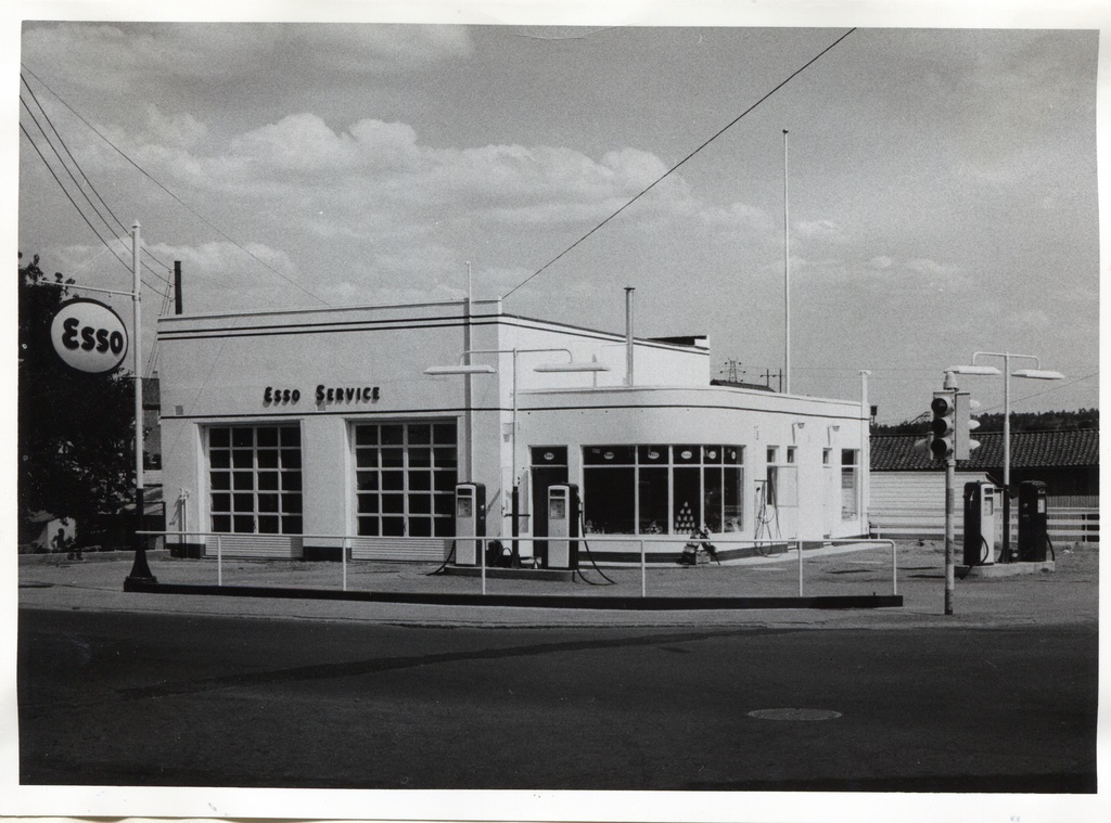 Bensinstasjon. Moss Automobilforretning. Image text: Ombyggingen ferdig May måned 1958.