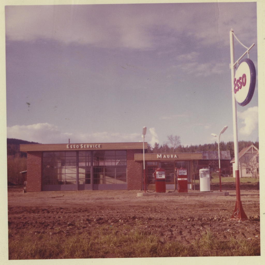 Esso Service, Maura.