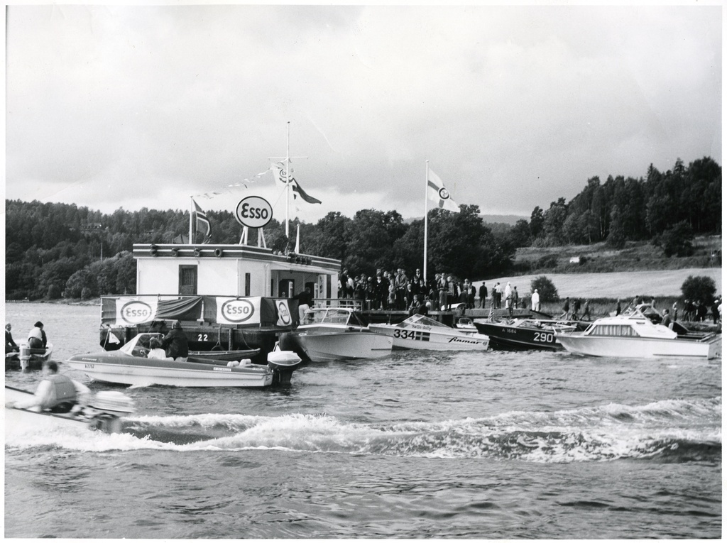 Esso 22, flytende gas station.