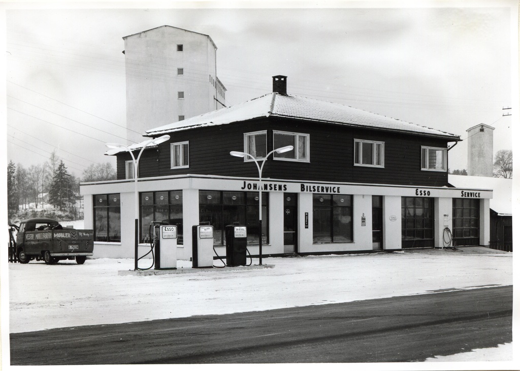 Bensinstasjon. Johansens Bilservice, Vestby. Picture text: Modernization ferdig summers in 1960.