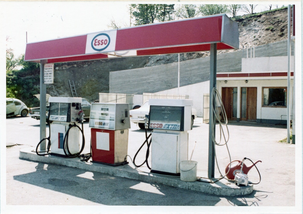 Bensinstasjon. Hans Næsse, Ålgård. M-distrikt Vest, son 411 og 413.