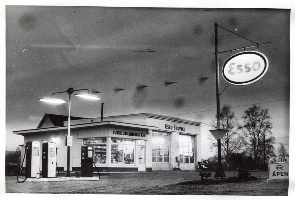 Bensinstasjon. Arne Johansen og Co., Skarnes. Bildetext: Åpnet 22.03.1958.