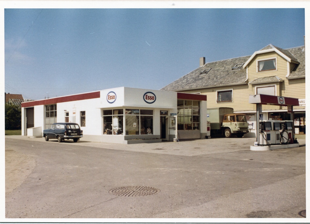 Bensinstasjon. Hundvåg Bensinstasjon, Hundvåg, Stavanger. M-distrikt Vest, son 411 og 413.