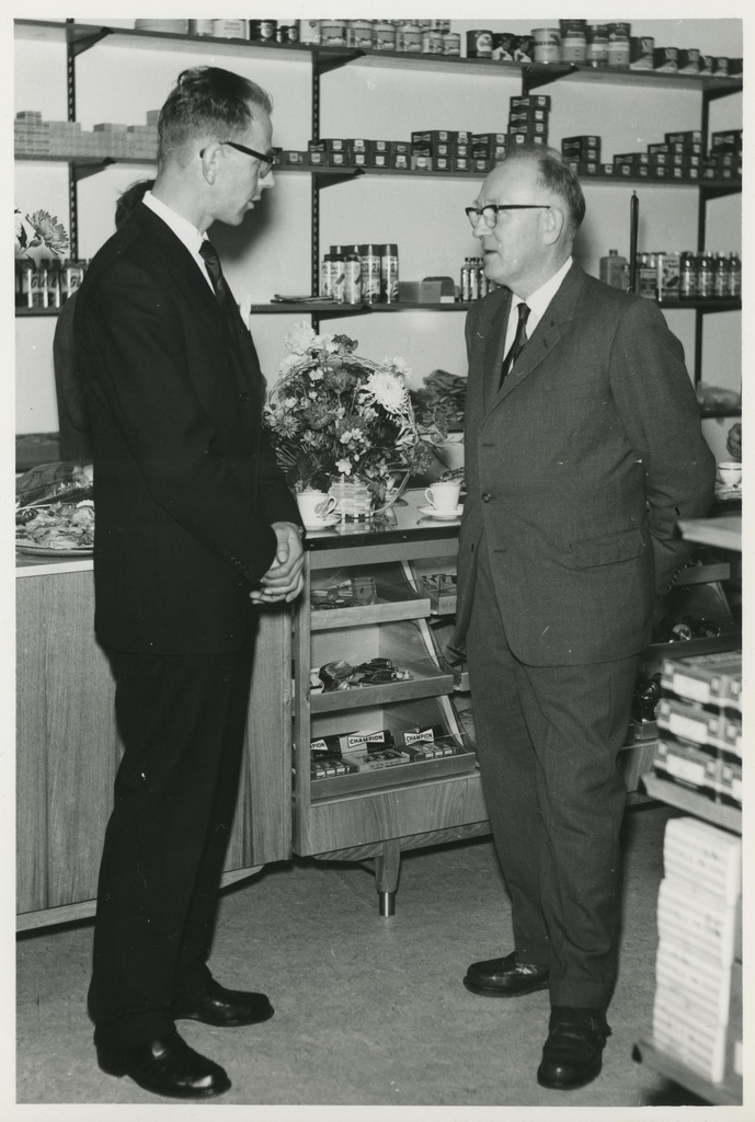 Åpning av ny stasjon, Hans Næsse, Ålgård, Gjesdal. Hans næsse til høyre og Barstad til venstre.