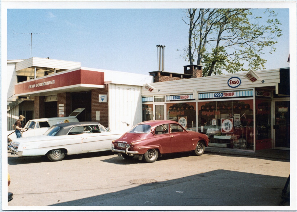 Bensinstasjon. Sandved Bilcenter, Sandnes. M-distrikt Vest, son 411 og 413.