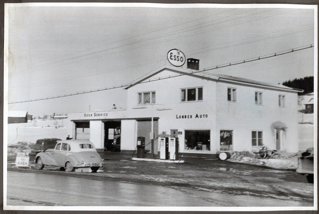 Bensinstasjon. Lunner car, Lunner. Oslo District, Gjøvik Sone.