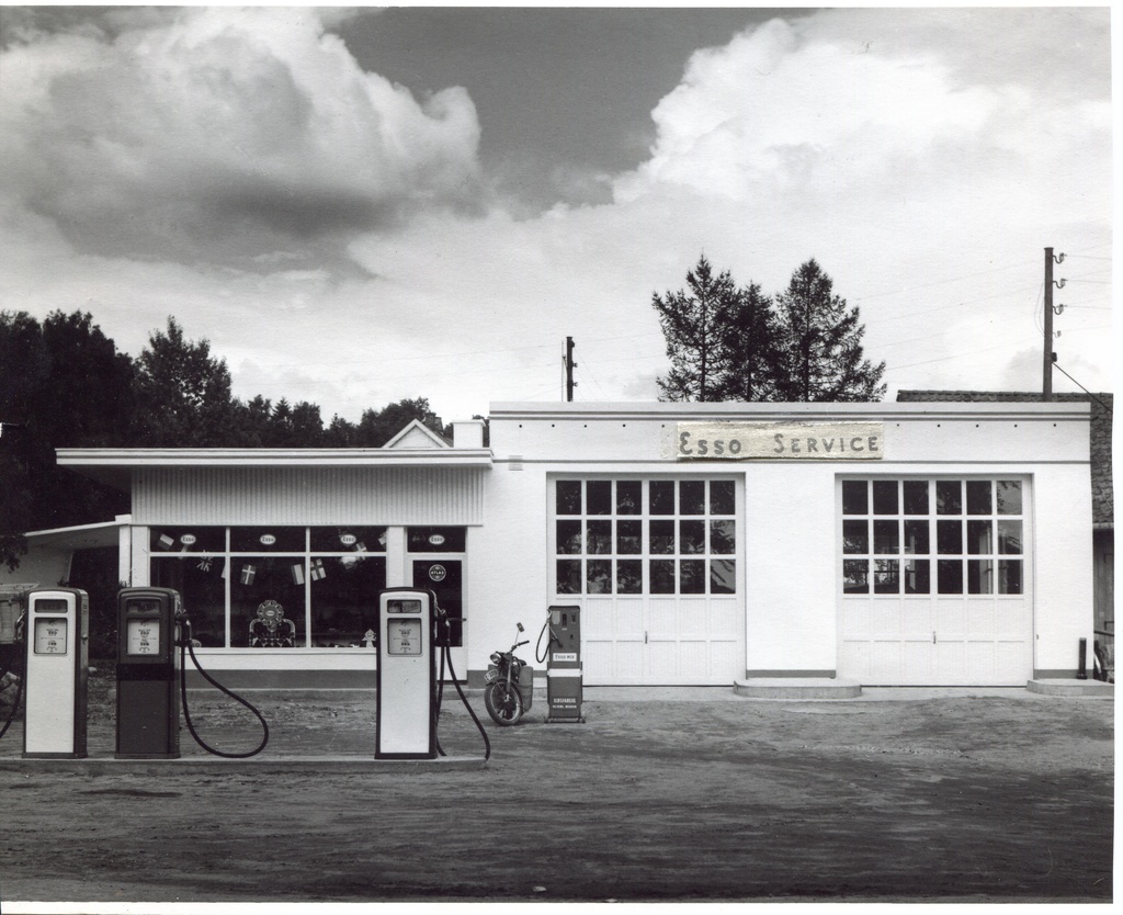 Bensinstasjon. Rakkestad Handelsbolag. Picture text: Now stasjon åpnet den 09.08.1957. Photograph it rarely.