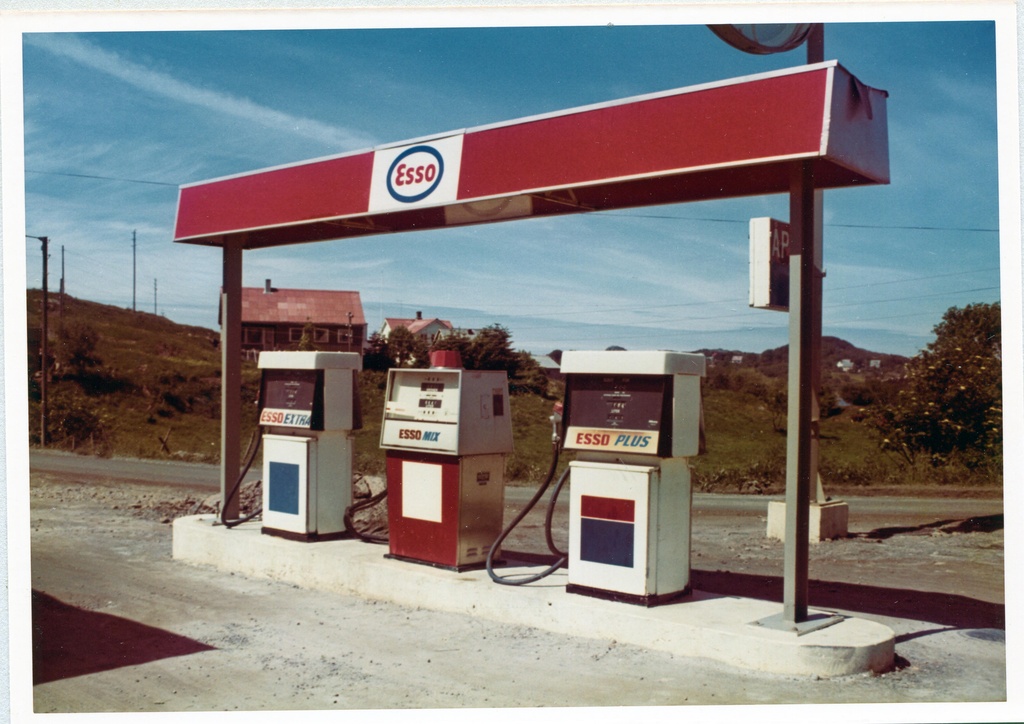 Bensinstasjon. Bremnes car, brakes. M-distrikt Vest, son 411 og 413.