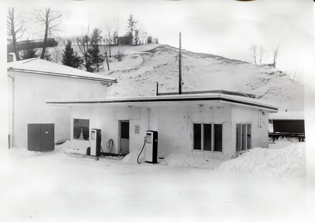 Bensinstasjon. Torve Bensinstasjon, Eidsvoll. Image text: Torvet før 1959.