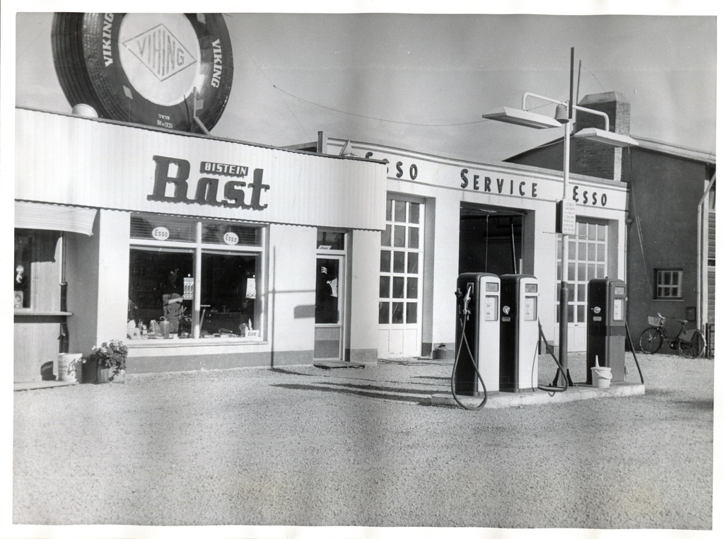 Bensinstasjon. Øistein Bast, Elverum. Picture text: Salget begynt 20.07.1956. Stasjonen ferdig October 1958. Utvidet med en pumpepalt i 1960.
