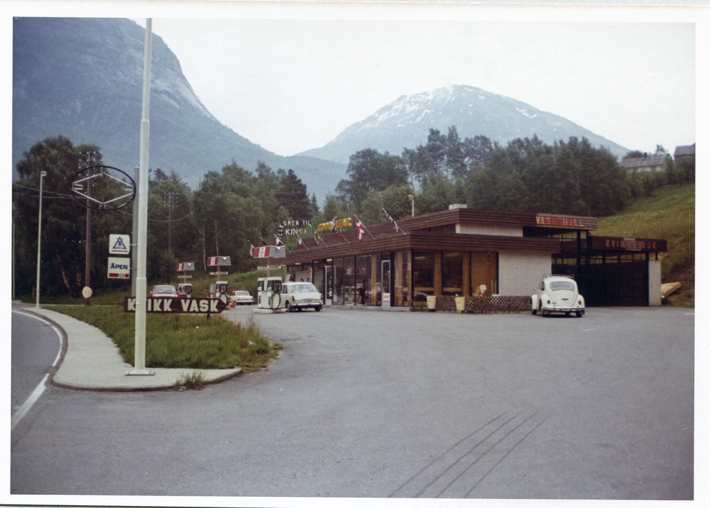 Bensinstasjon. Halldor Utne, Kinsarvik. M-distrikt Vest, son 411 og 413.