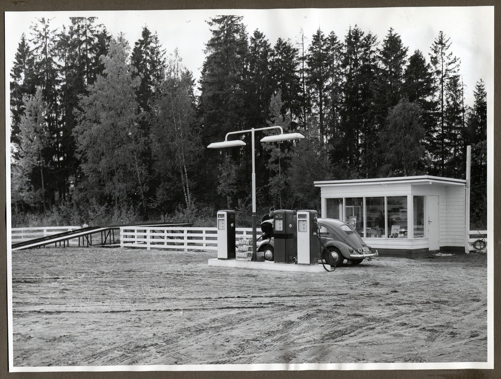 Bensinstasjon. Essostasjonen Eiksmarka, Bærum.