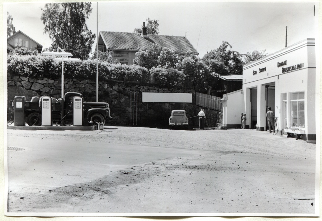 Bensinstasjon. Drøbak Bensinstasjon. Image text: Ombyggingen ferdig April in 1958.