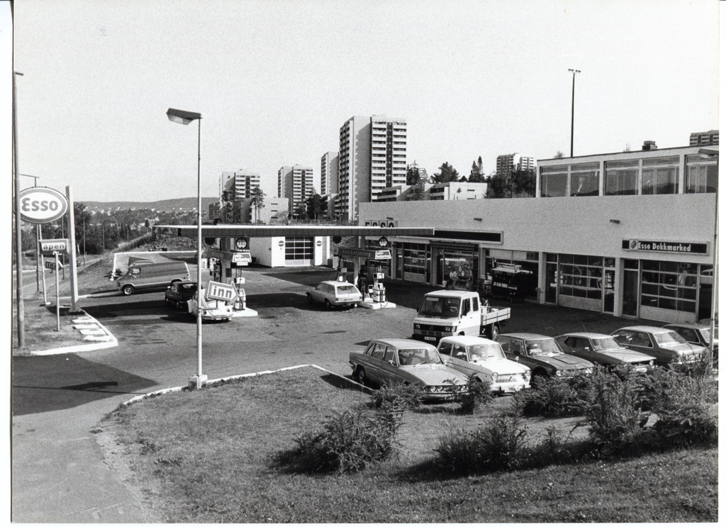 Bensinstasjon. Trosterud Servicesenter. Image text: Trosterud Servicesenter ligger sentralt til i bydelene Trosterud/Haugerud. Stasjonen har autorisert bilverksted, copper tunnel og spesialutstyr for dekkomlegging og avbalansering.