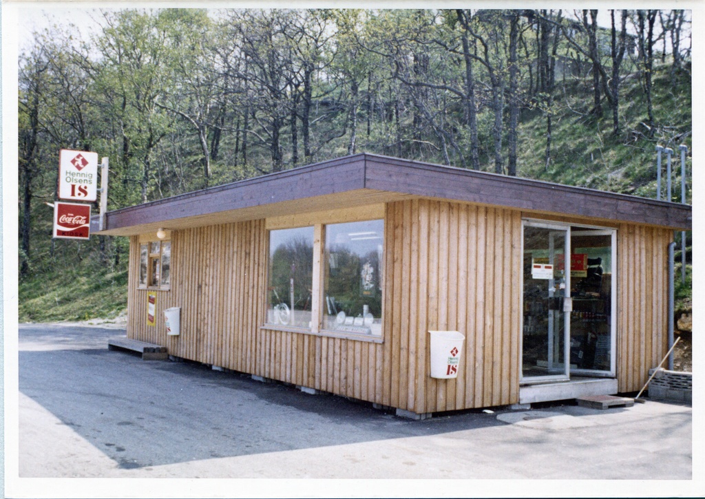 Bensinstasjon. Hellvik Auto og Service, Hellvik, Egersund. M-distrikt Vest, son 411 og 413.