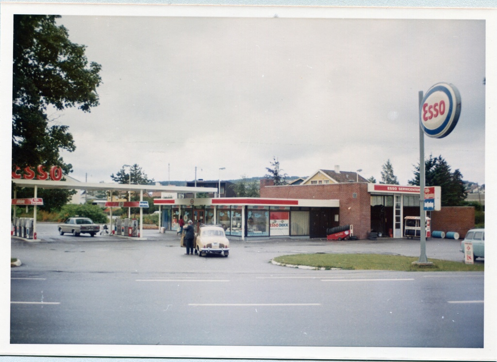 Bensinstasjon. Bekkefaret Servicenter, Fr. Nansensv. 56, Stavanger. M-distrikt Vest, son 411 og 413.