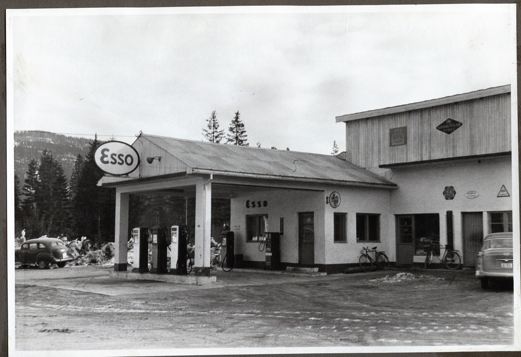 Bensinstasjon. Dokka Bil- og Landbruksverksted, Dokka. Oslo District, Gjøvik Sone.